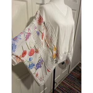 POL White and Floral V Neck Top